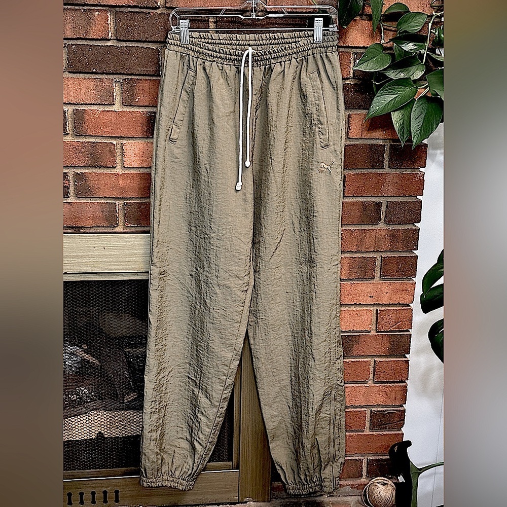 🛍️ Puma 100% Nylon jogger excellent condition.